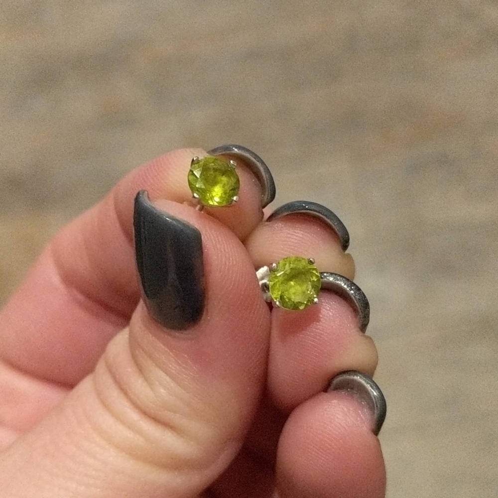 Peridot stud ear ring